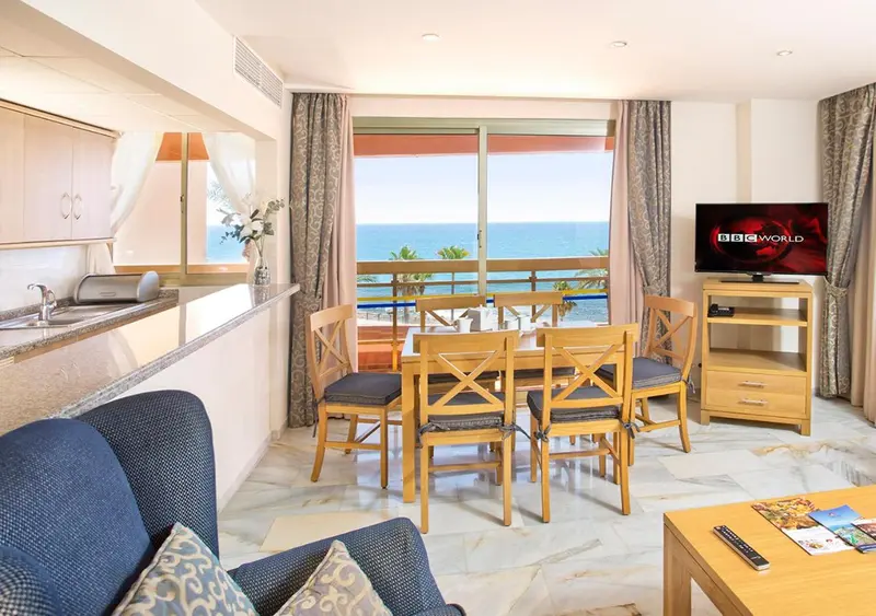 Espace de vie lumineux avec cuisine équipée et vue sur la mer.