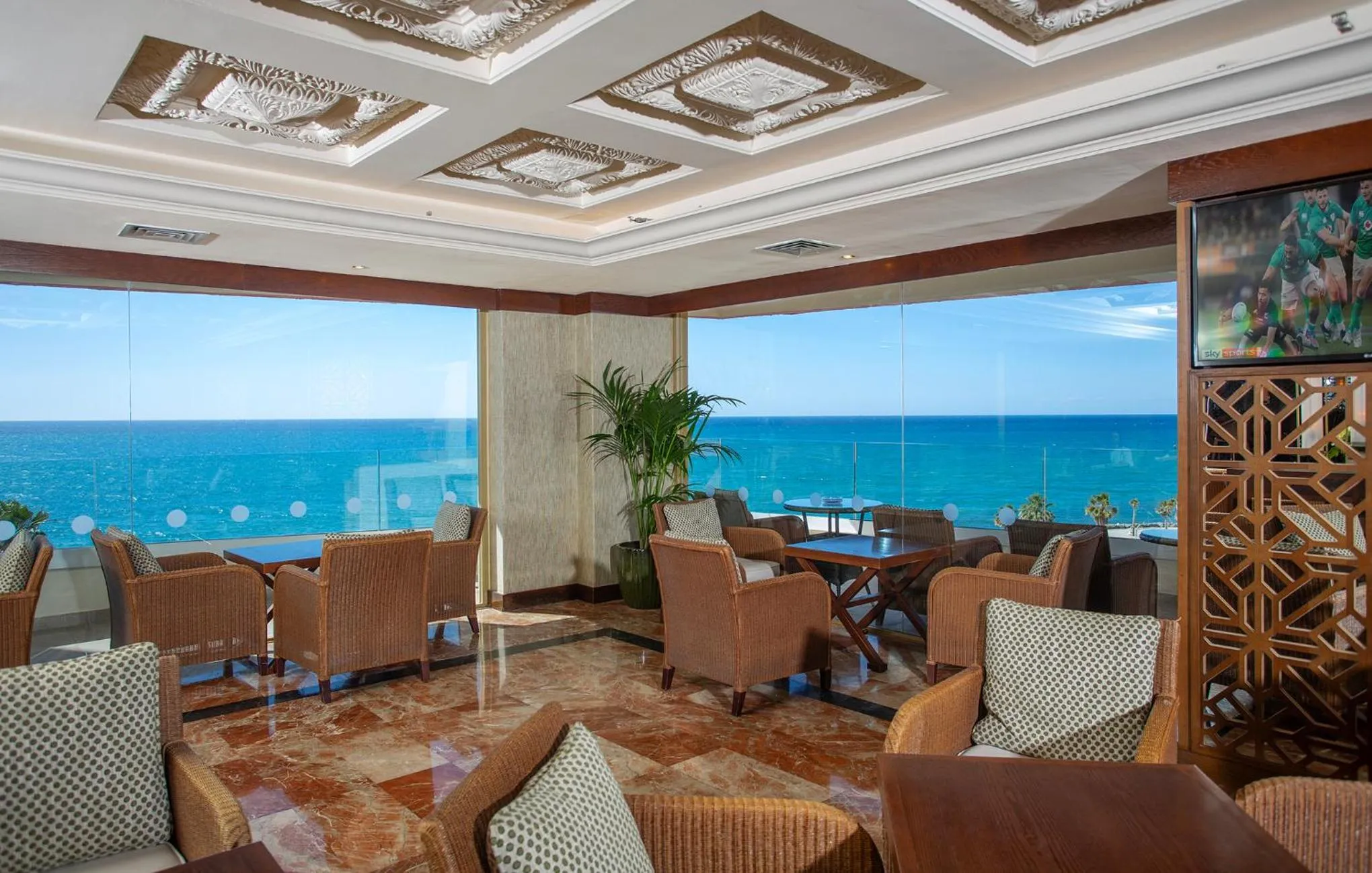 Espace de détente intérieur avec vue sur la mer.