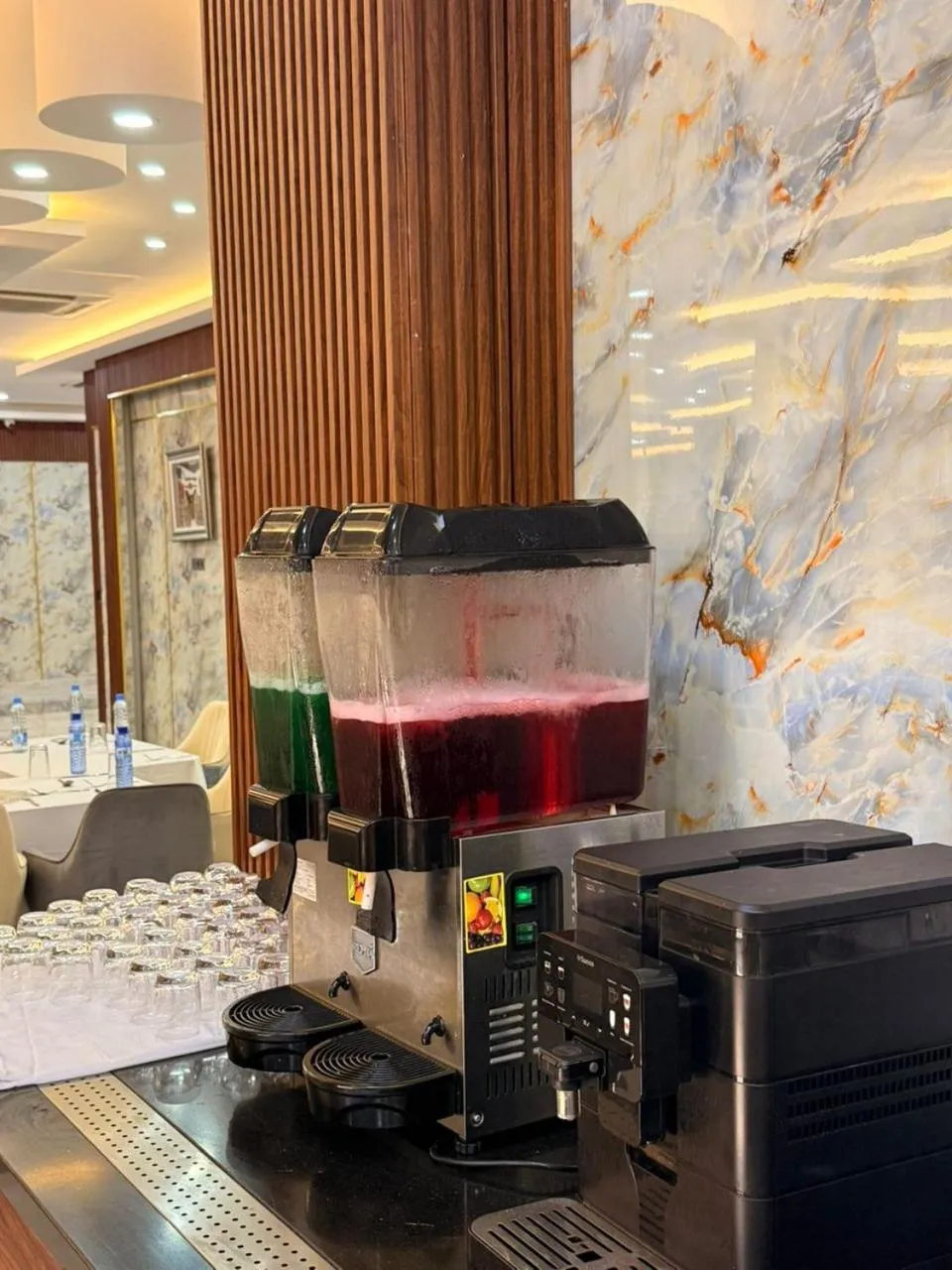 Un distributeur de boissons fraîches sur un comptoir.