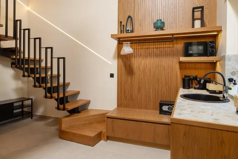 Une cuisine moderne avec un escalier en colimaçon.