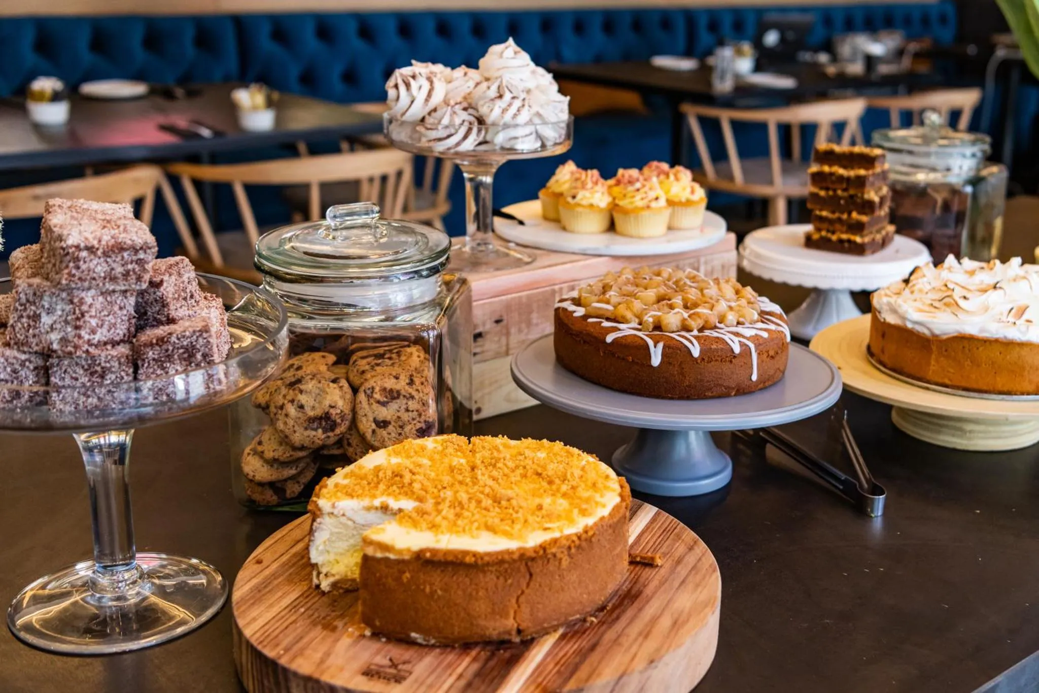 Une table garnie de pâtisseries variées et colorées.
