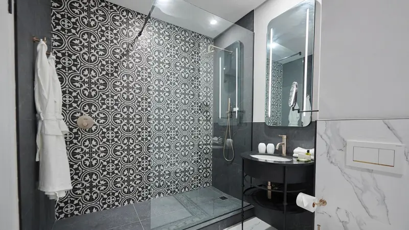 Une salle de bain moderne avec douche à l'italienne et carrelage décoratif.