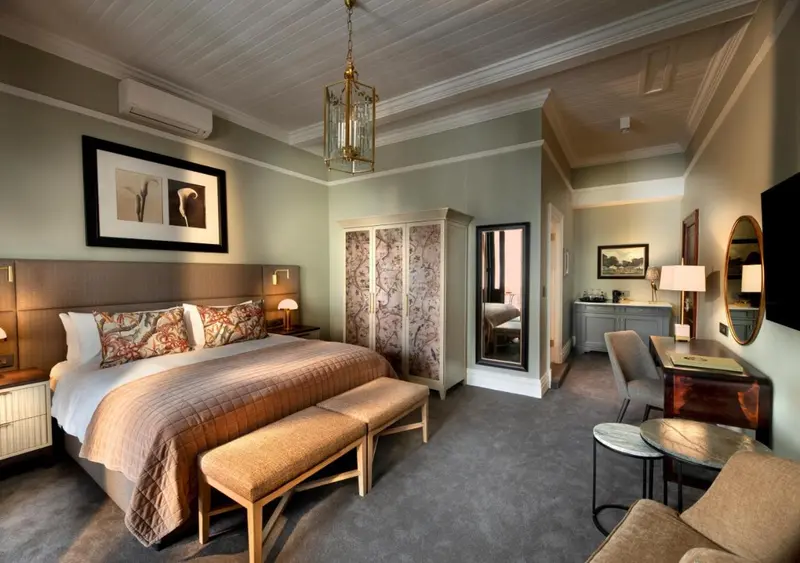 Une chambre d'hotel avec un grand lit et un espace de repos.
