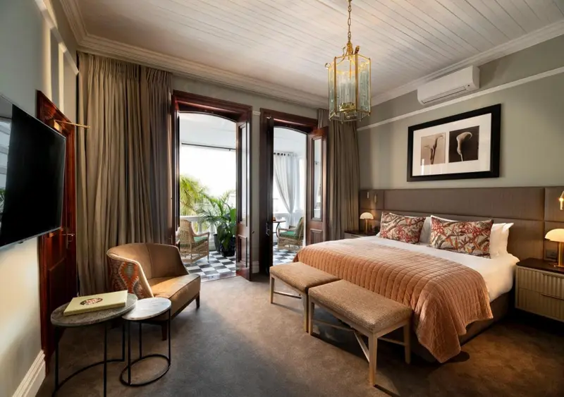 Une chambre spacieuse avec un lit confortable et un accès à un balcon.