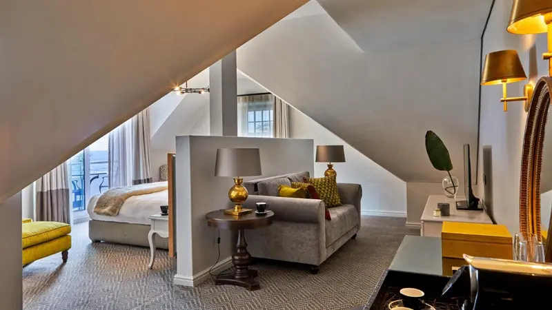 Une chambre mansardée avec un canapé et un lit.