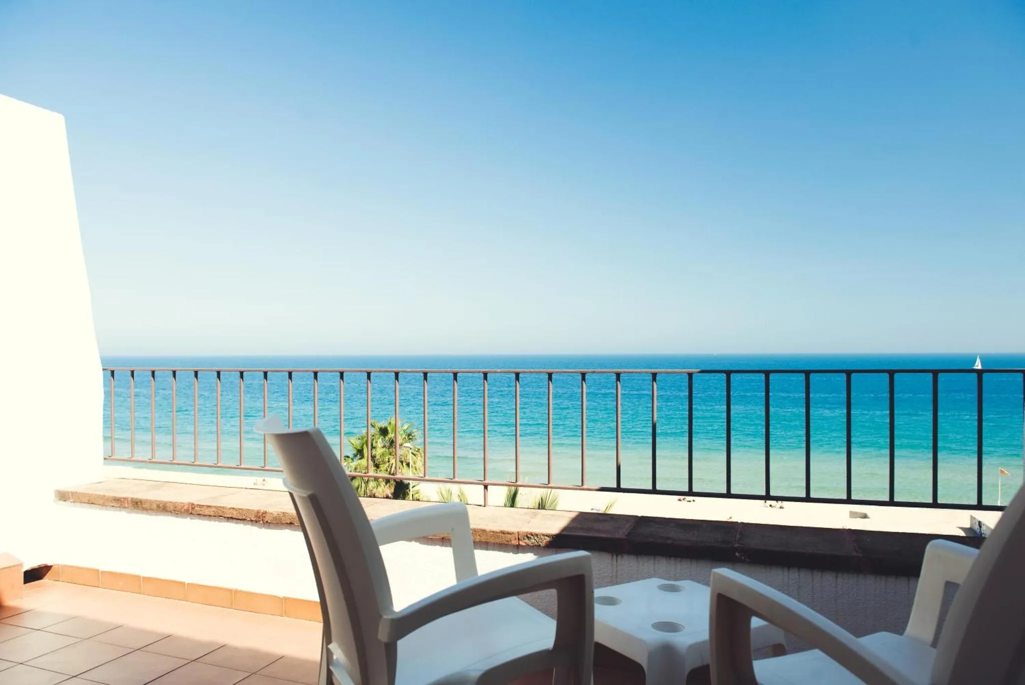 Terrasse avec vue sur la mer et mobilier d'extérieur.