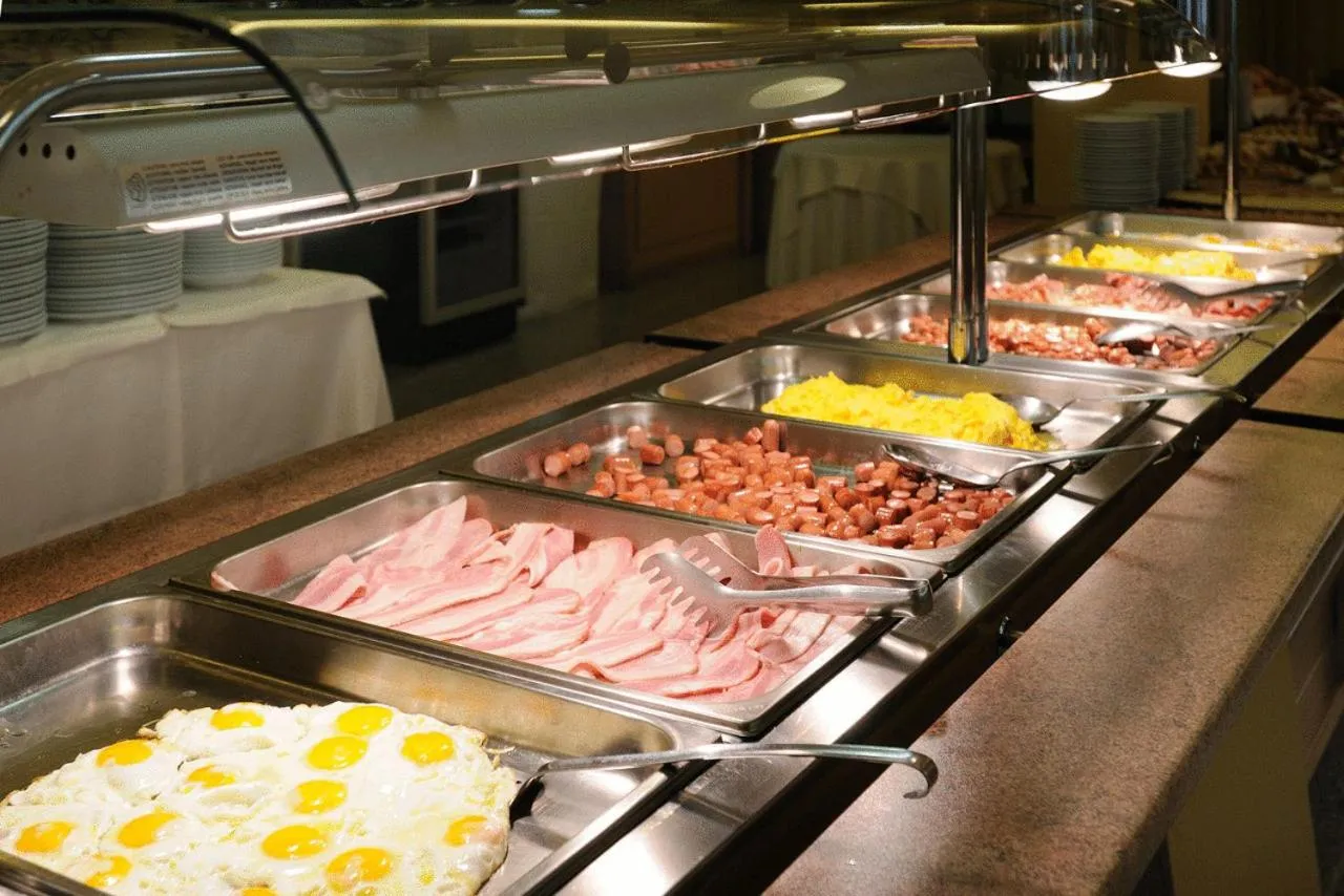 Un buffet propose une variété de plats chauds et de charcuteries.