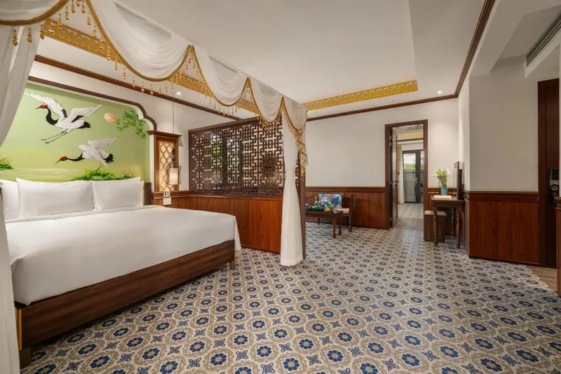 Une chambre spacieuse avec un grand lit et un coin salon.