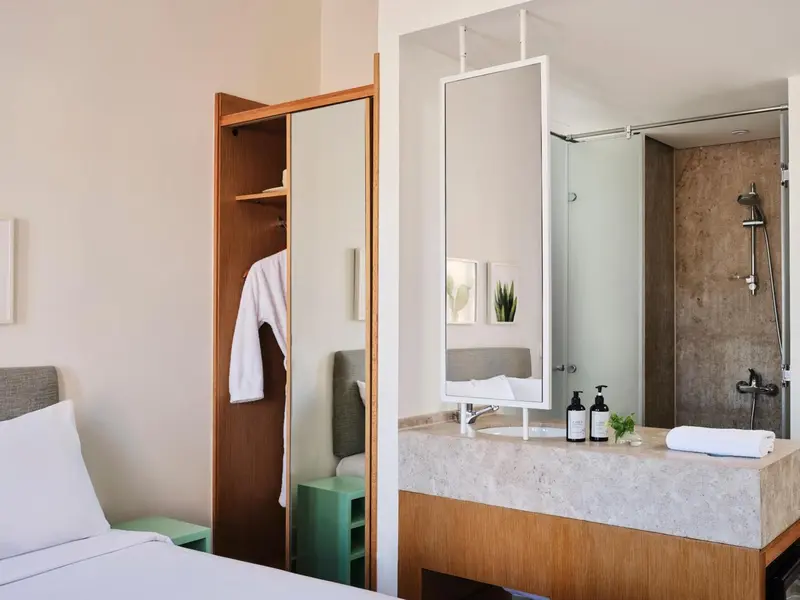 Une chambre lumineuse avec un espace salle de bain attenant.
