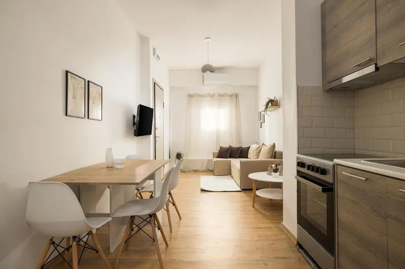 Espace de vie lumineux avec coin repas et cuisine équipée.