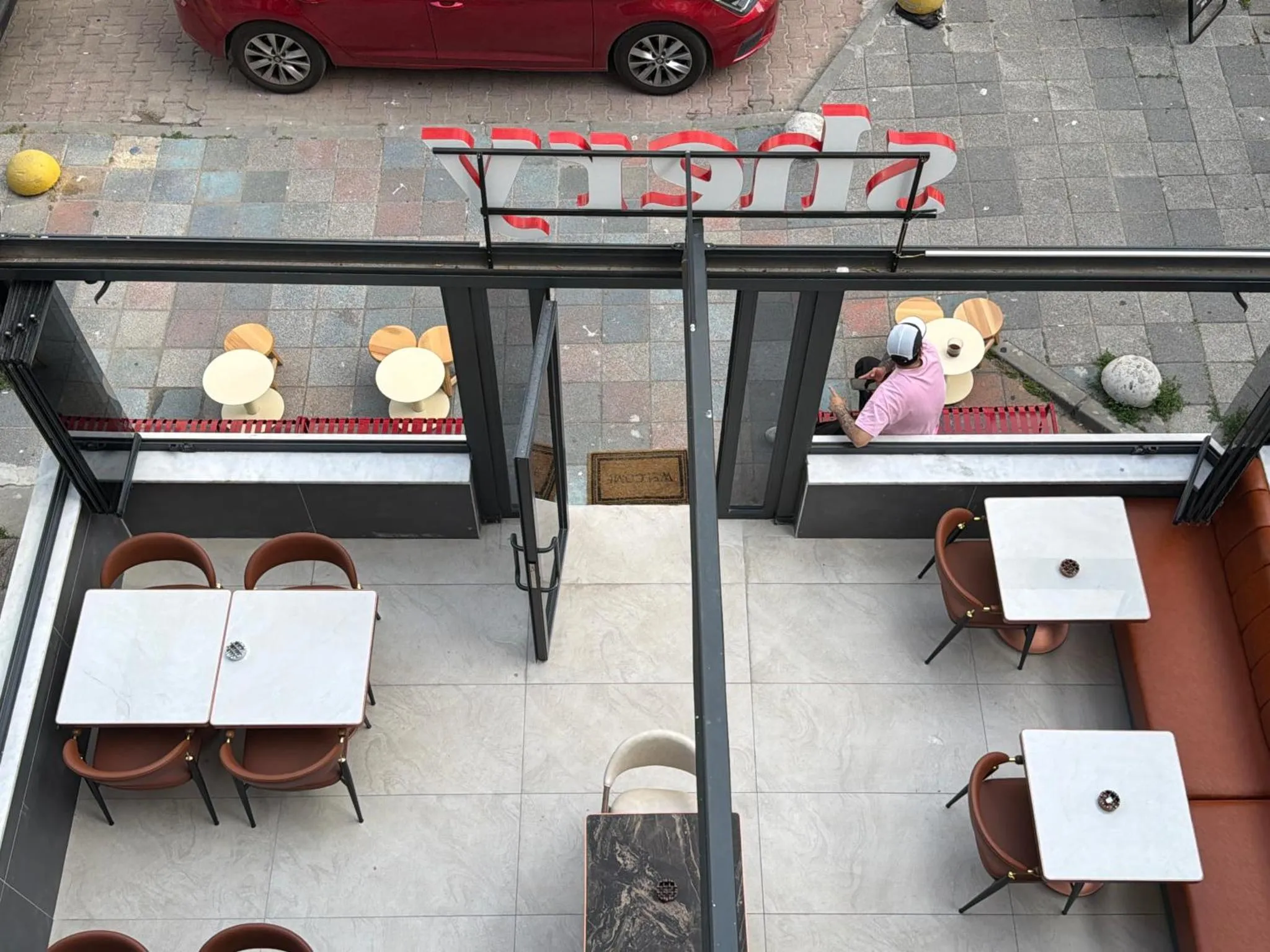 Tables et chaises disposées dans un espace intérieur lumineux.