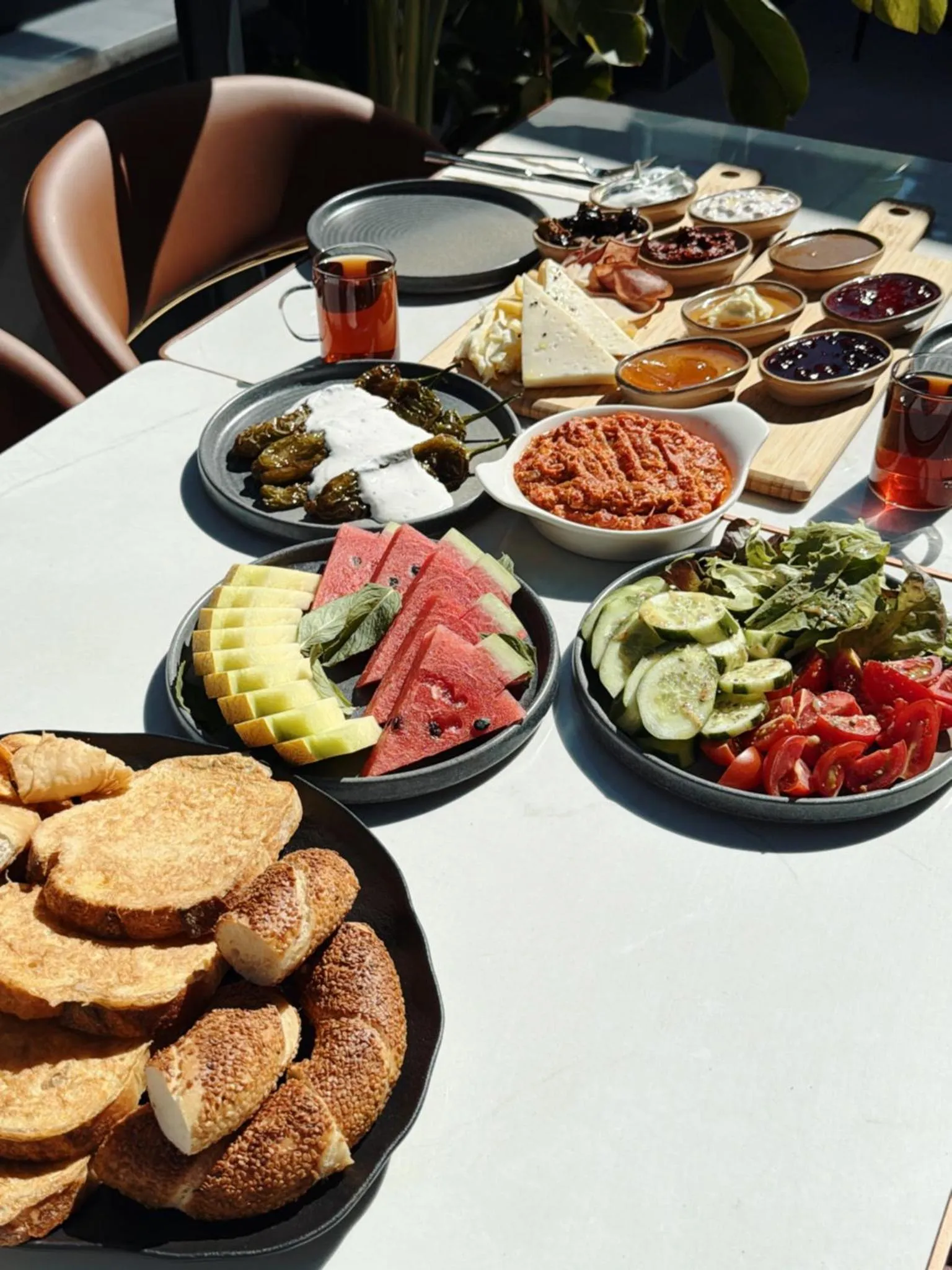 Une table est dressée avec une variété de plats et de boissons.