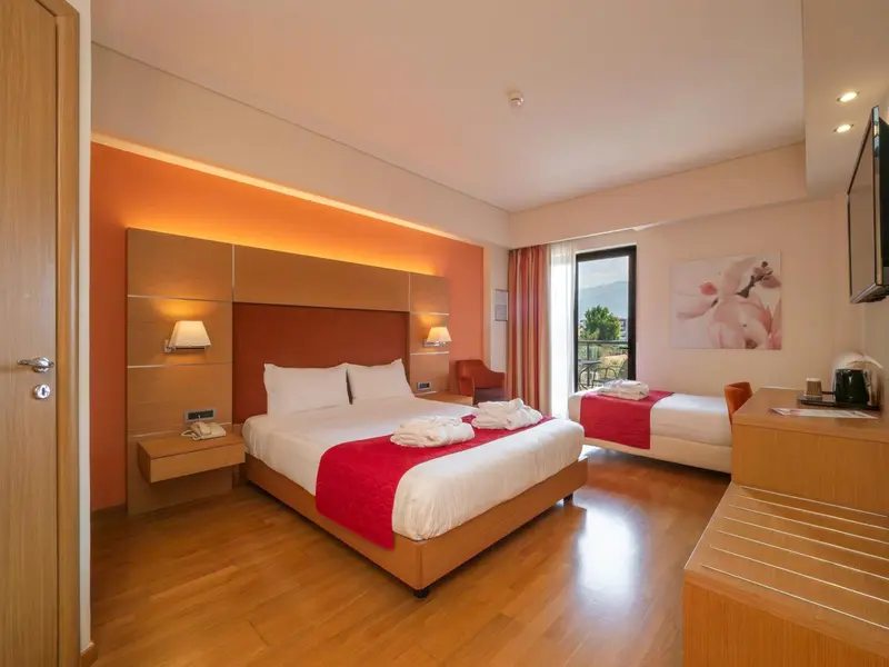 Chambre d'hôtel moderne avec deux lits et une décoration colorée.