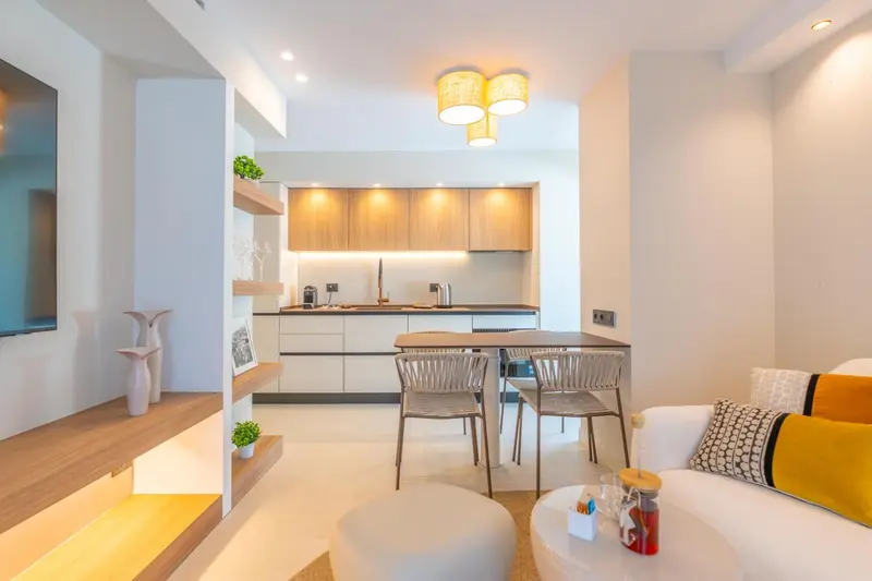 Espace de vie lumineux avec cuisine ouverte et coin repas.