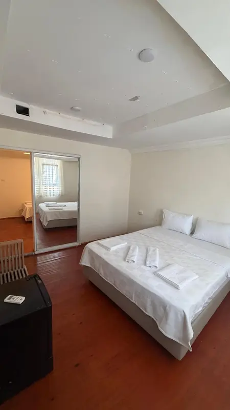 Une chambre d'hôtel avec un lit double et un espace détente.