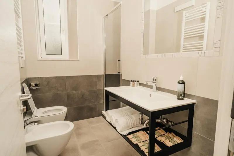 Une salle de bain moderne avec douche à l'italienne et lavabo.