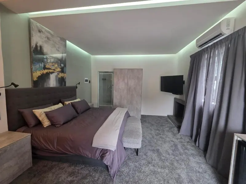 Une chambre spacieuse avec un grand lit et une décoration moderne.