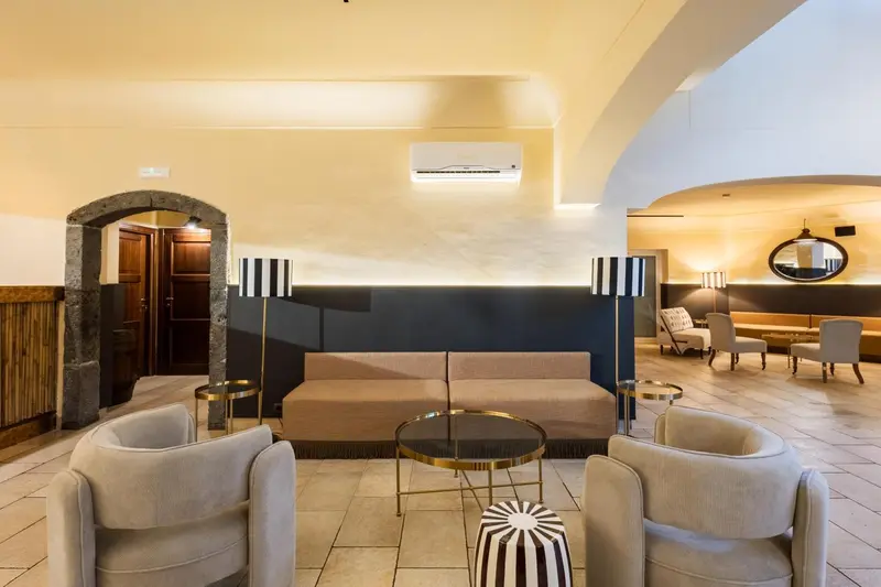 Un espace de détente intérieur avec des fauteuils et un canapé.