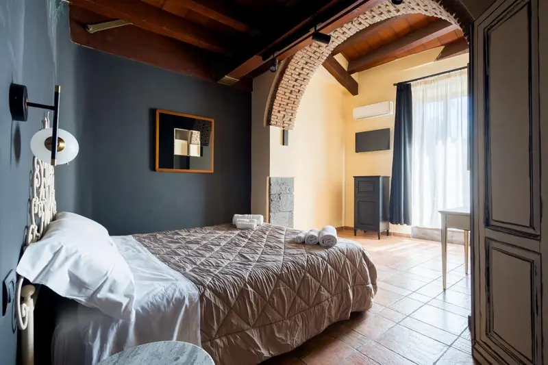 Une chambre à coucher lumineuse avec un lit recouvert d'une courtepointe.