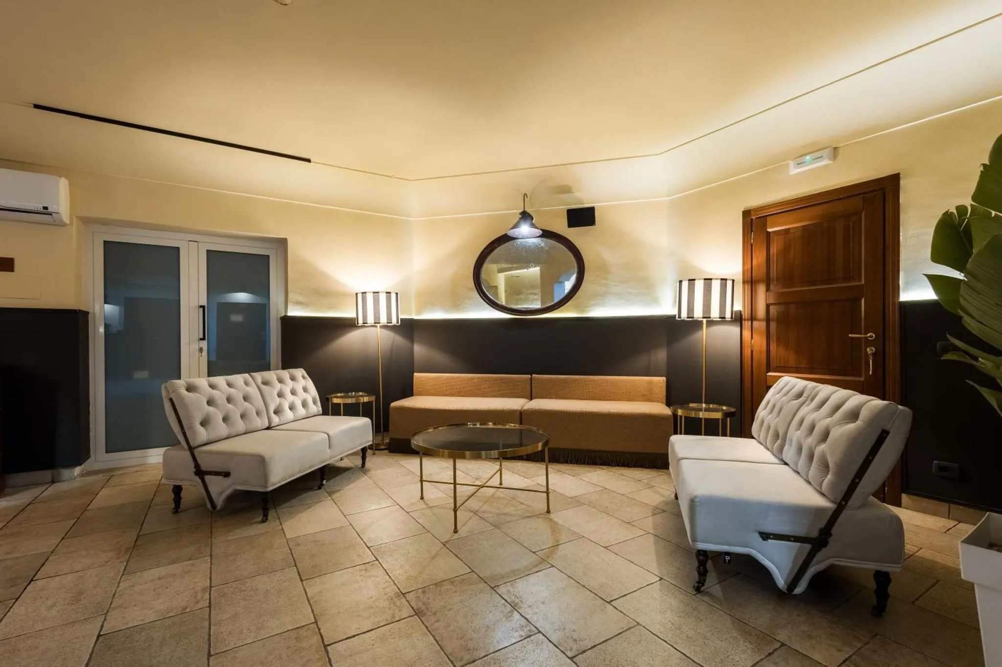 Un espace de détente intérieur avec des canapés et des fauteuils.
