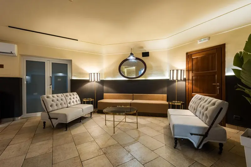 Un espace de détente intérieur avec des canapés et des fauteuils.