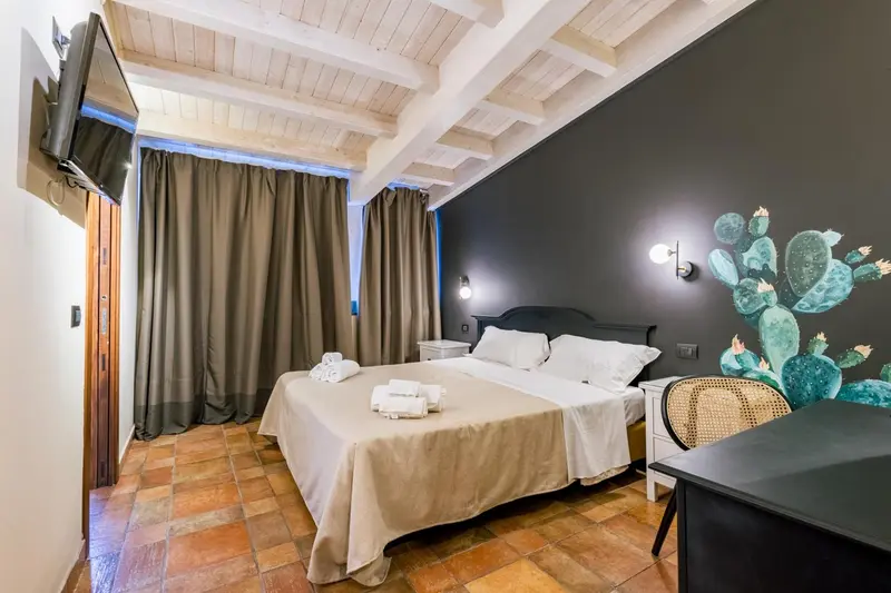 Une chambre avec un lit double et une décoration murale.