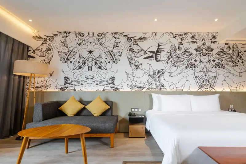 Une chambre lumineuse avec un canapé et un lit.