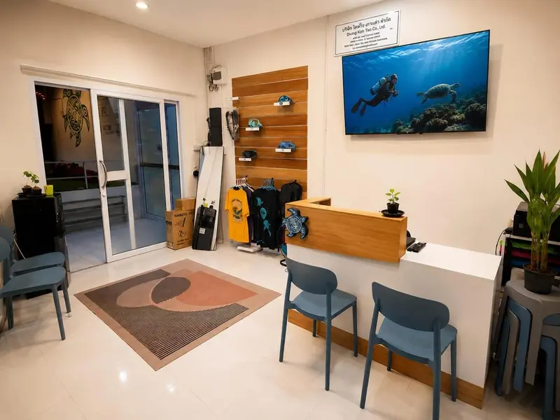 Un espace d'accueil lumineux avec un comptoir et des sièges.