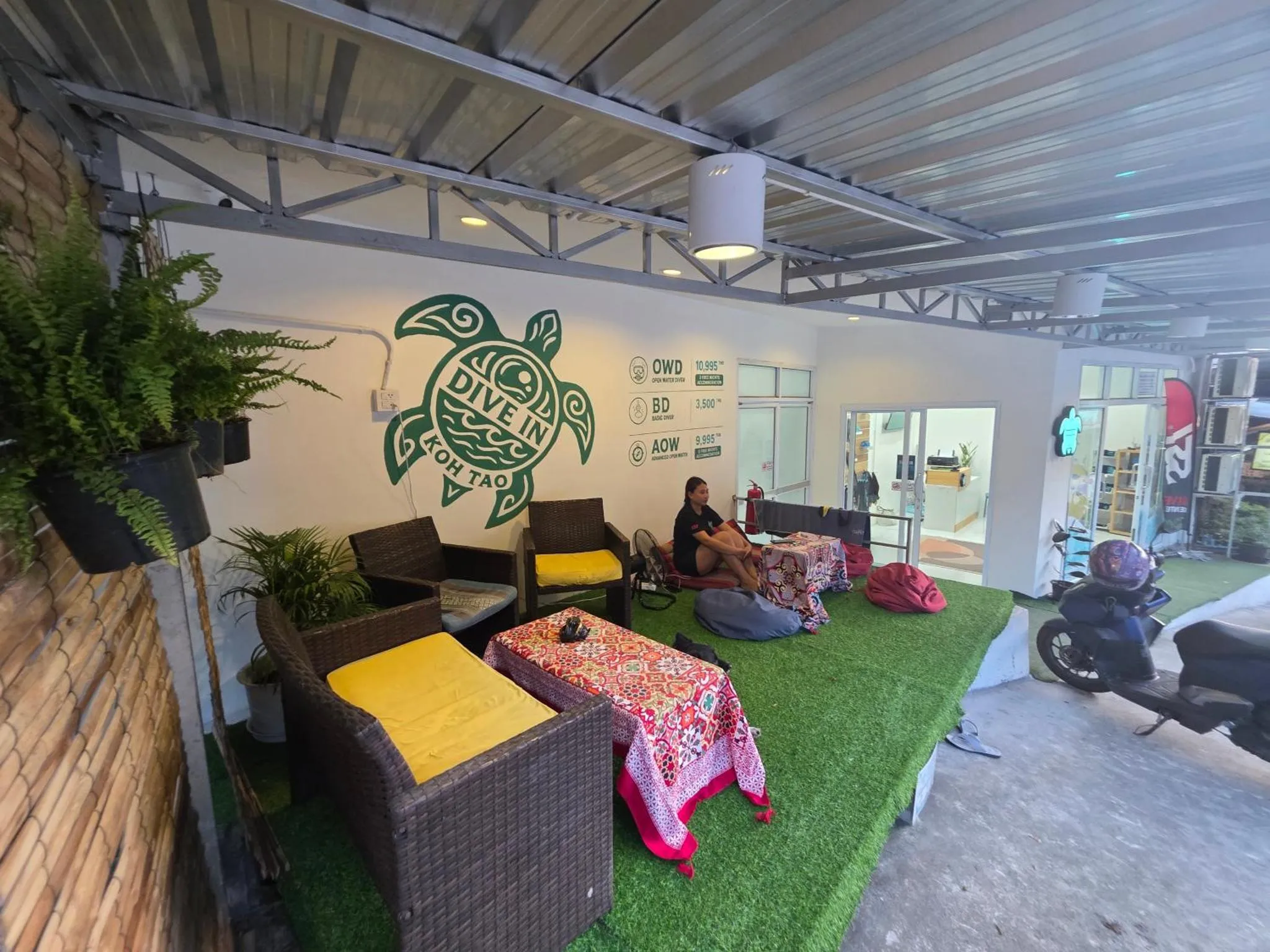 Espace de détente intérieur avec mobilier coloré et décoration murale.