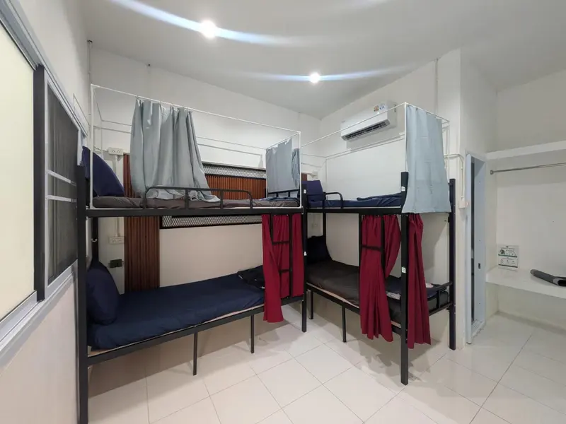 Lits superposés dans une chambre claire et fonctionnelle.