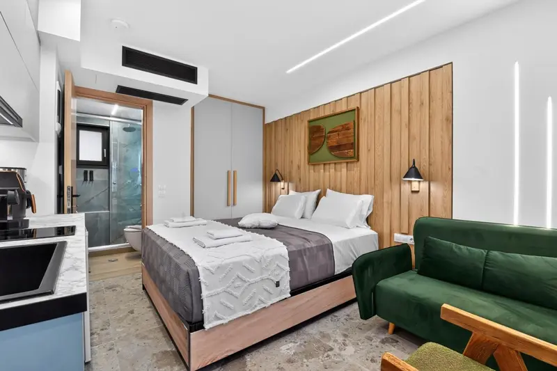 Une chambre moderne avec un lit double et un coin salon.