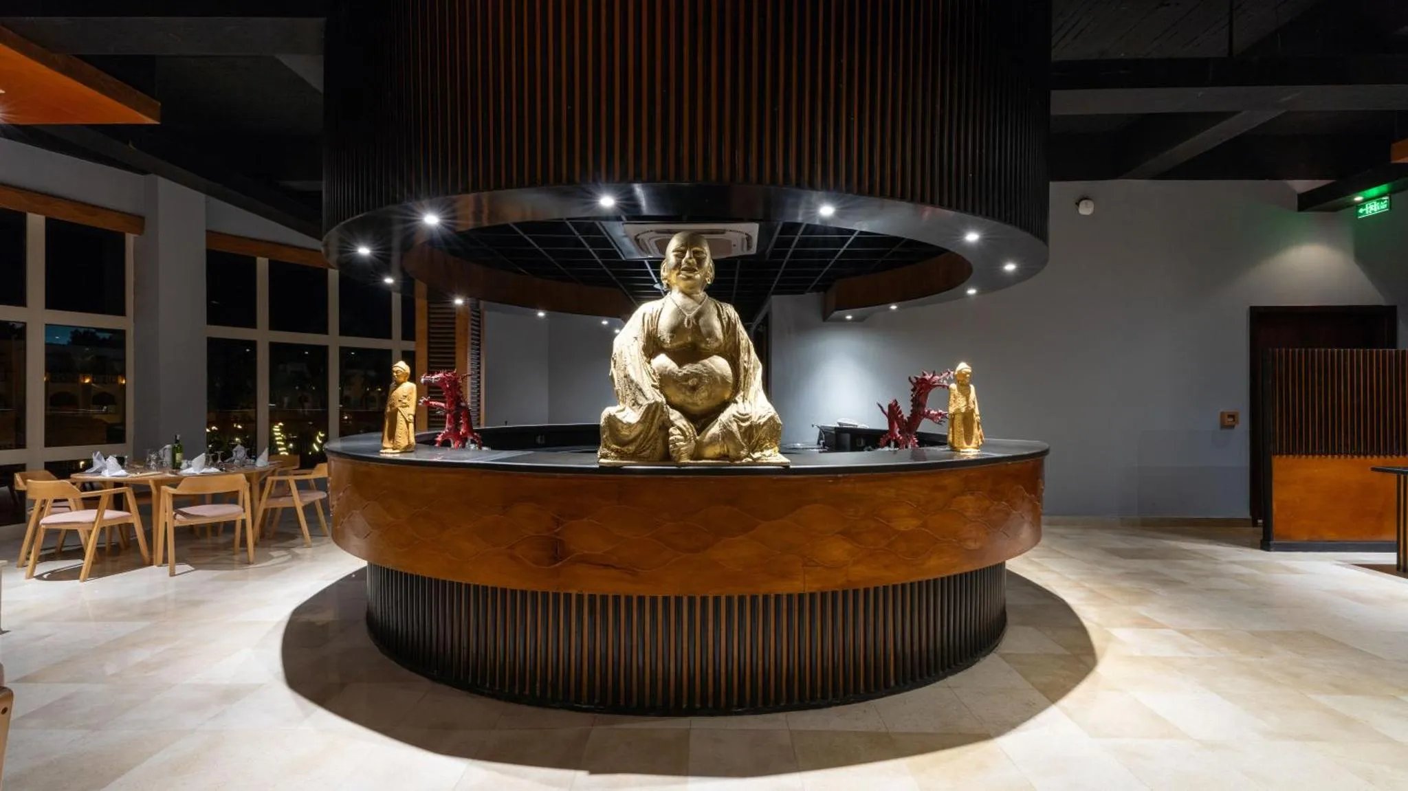 Une statue dorée est mise en valeur dans un espace de restauration éclairé.