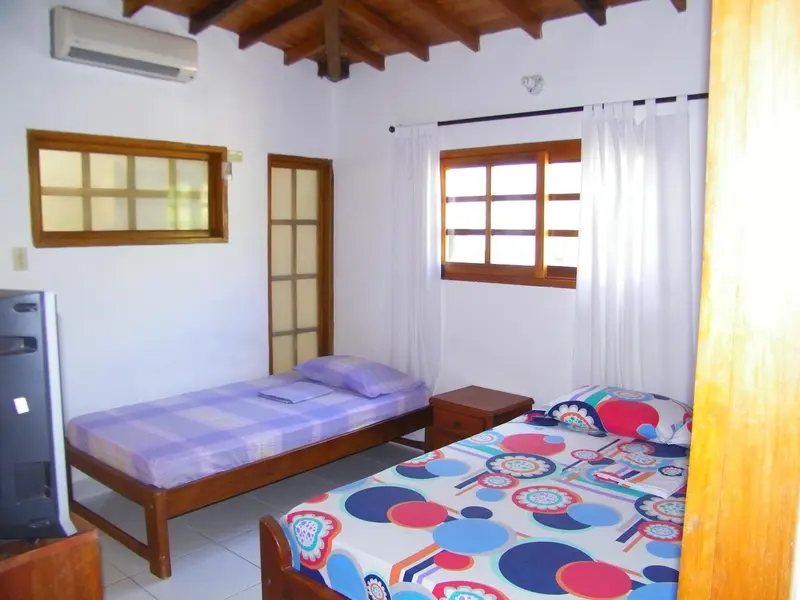 Une chambre simple avec deux lits et une fenêtre.