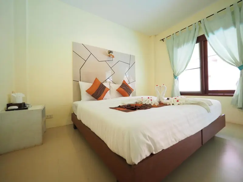 Une chambre lumineuse avec un grand lit et une décoration moderne.