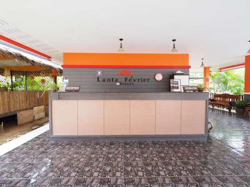 Un comptoir d'accueil moderne dans un espace lumineux et ouvert.