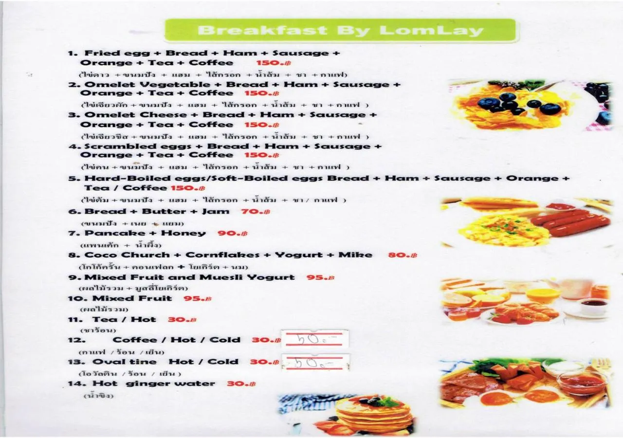 Un menu de petit-déjeuner est affiché sur un comptoir en bois, avec des boissons et des collations.