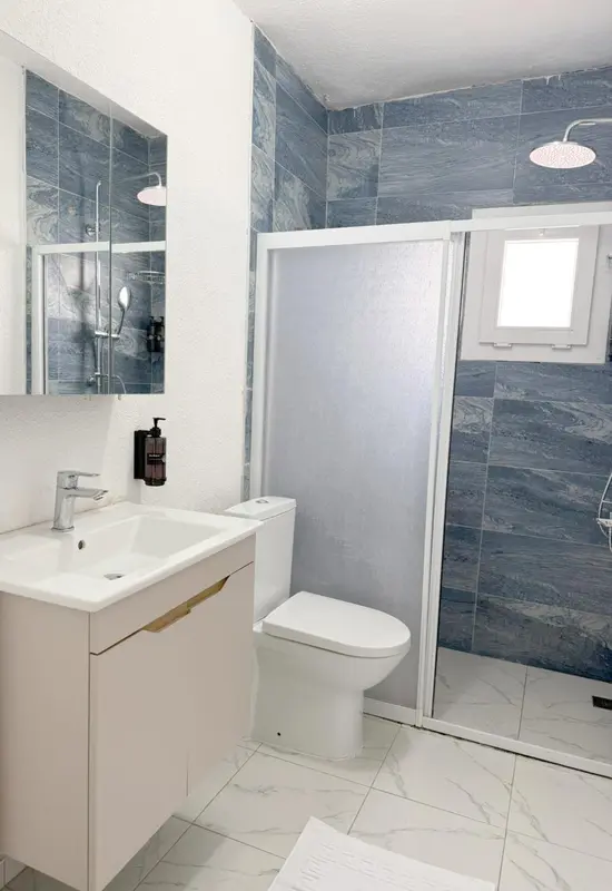 Une salle de bain moderne avec douche à l'italienne et lavabo.