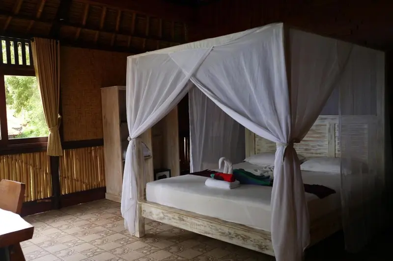Une chambre avec un lit à baldaquin et une décoration soignée.