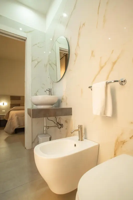 Une salle de bain moderne avec lavabo, toilette et bidet.