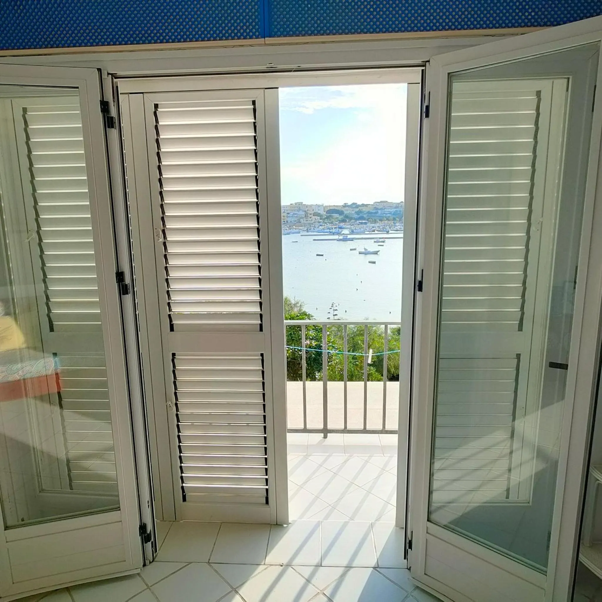 Une vue sur la mer est offerte depuis une terrasse ensoleillée.