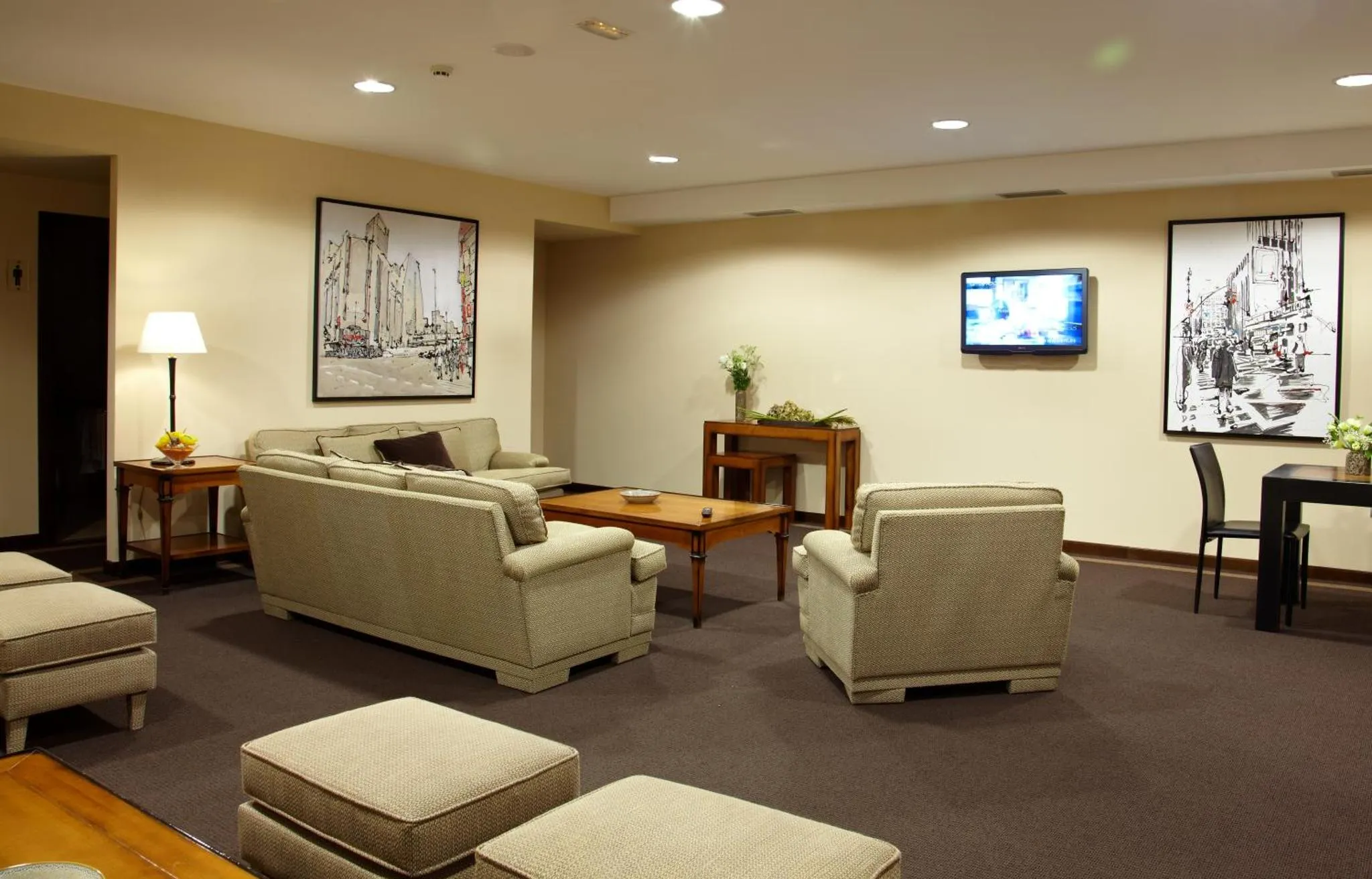 Un espace de détente intérieur avec canapés et fauteuils.