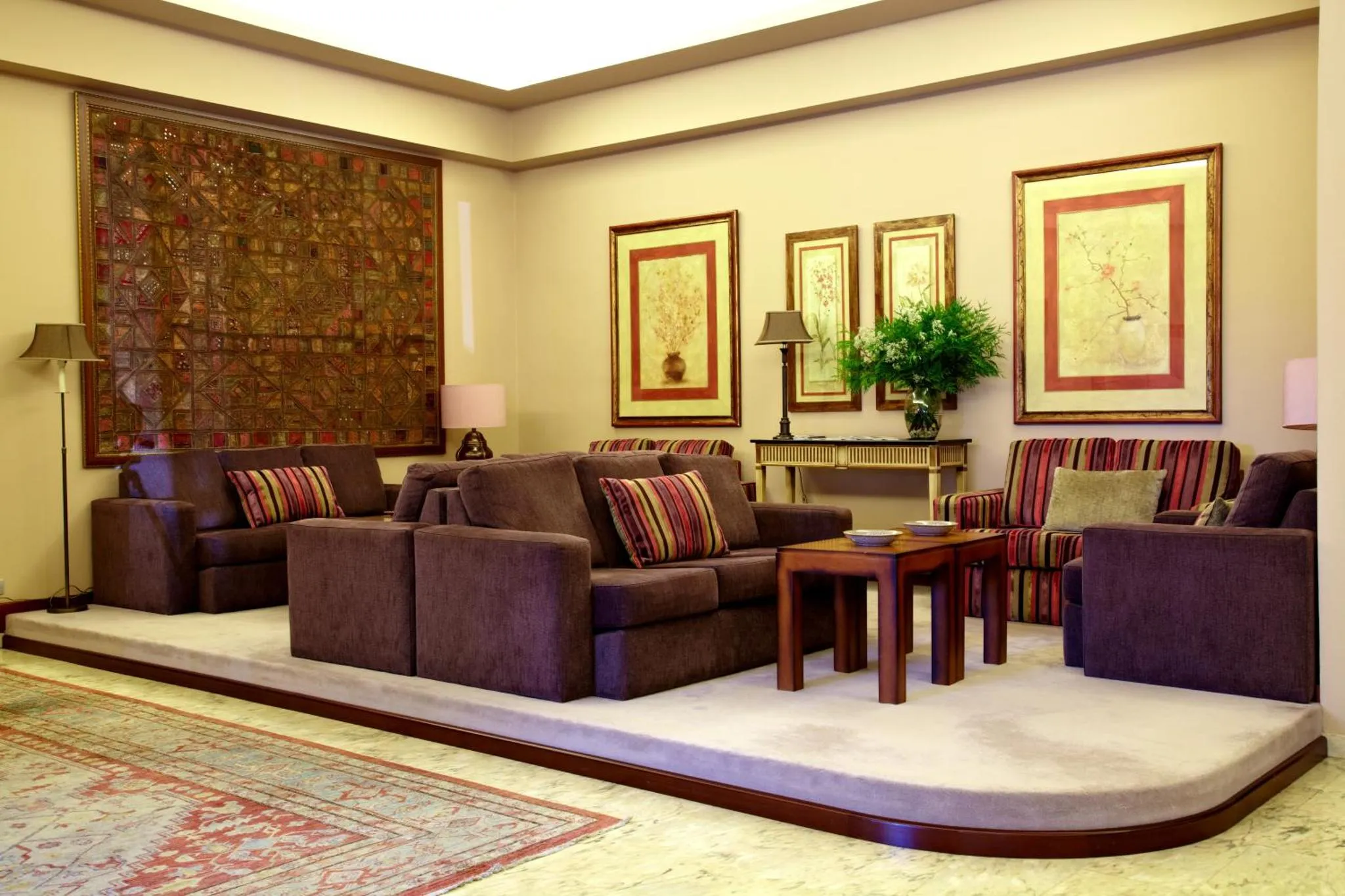 Espace de détente avec canapés et tableaux décoratifs.