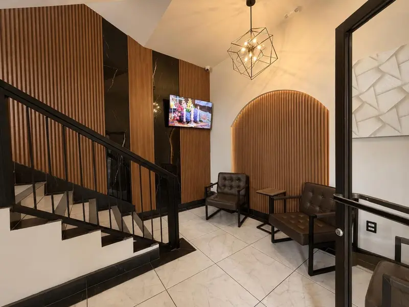 Un espace d'accueil moderne avec un escalier et des sièges.