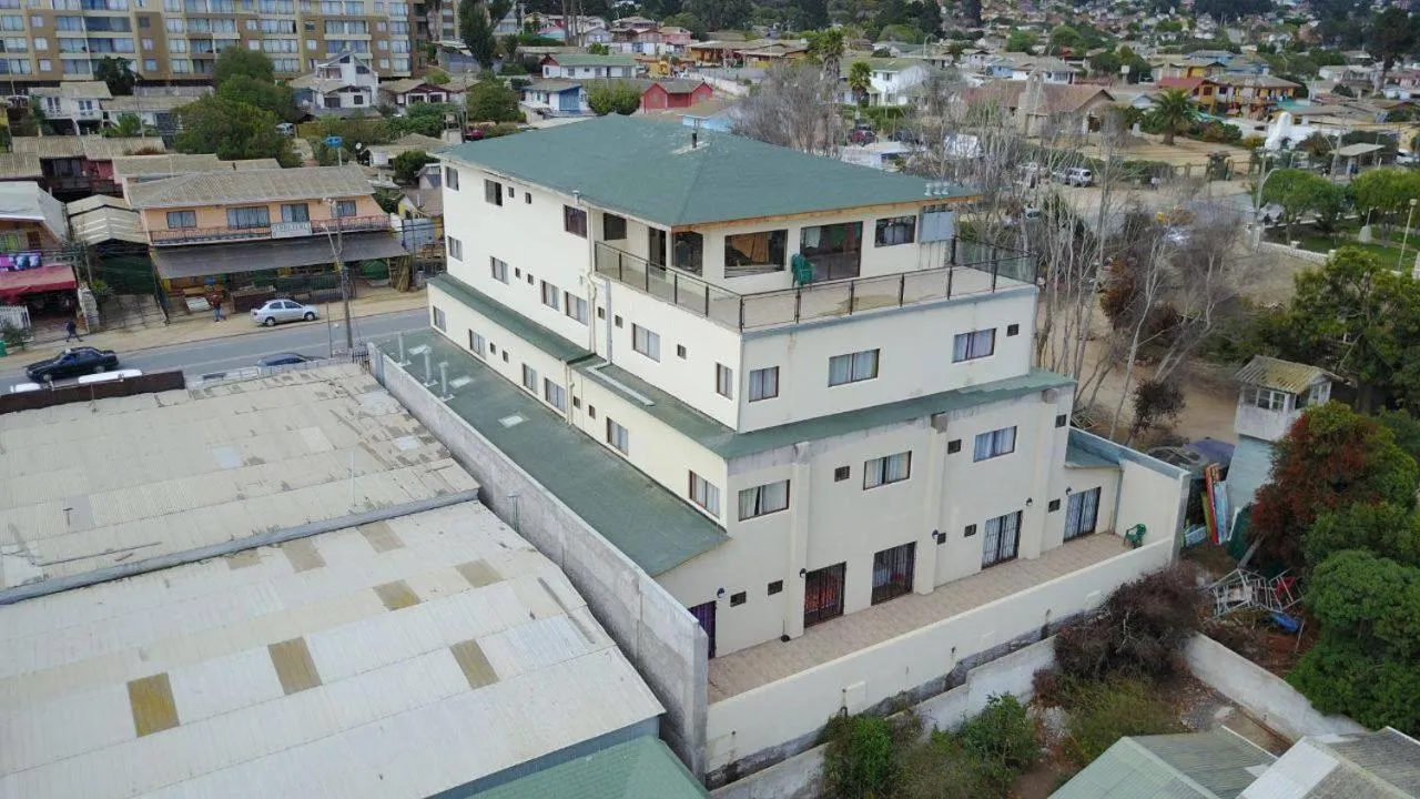 Bâtiment à étages avec terrasses et vue sur la ville.