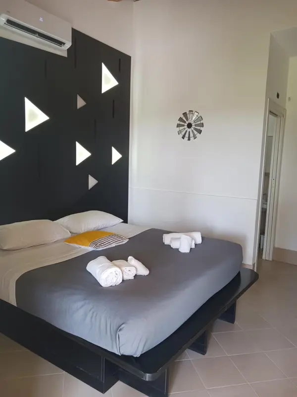 Lit préparé avec soin dans une chambre moderne.