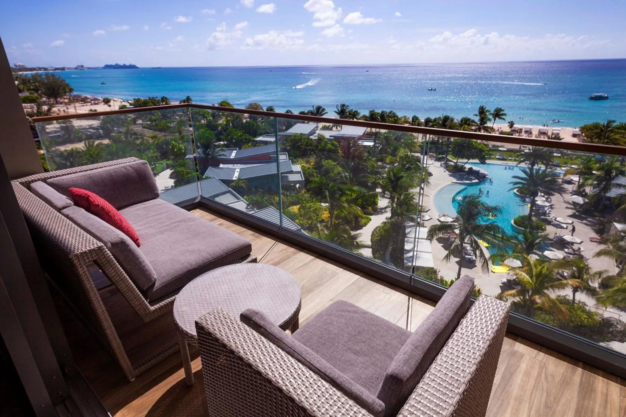 Terrasse aménagée avec salon et vue sur la mer et la piscine.