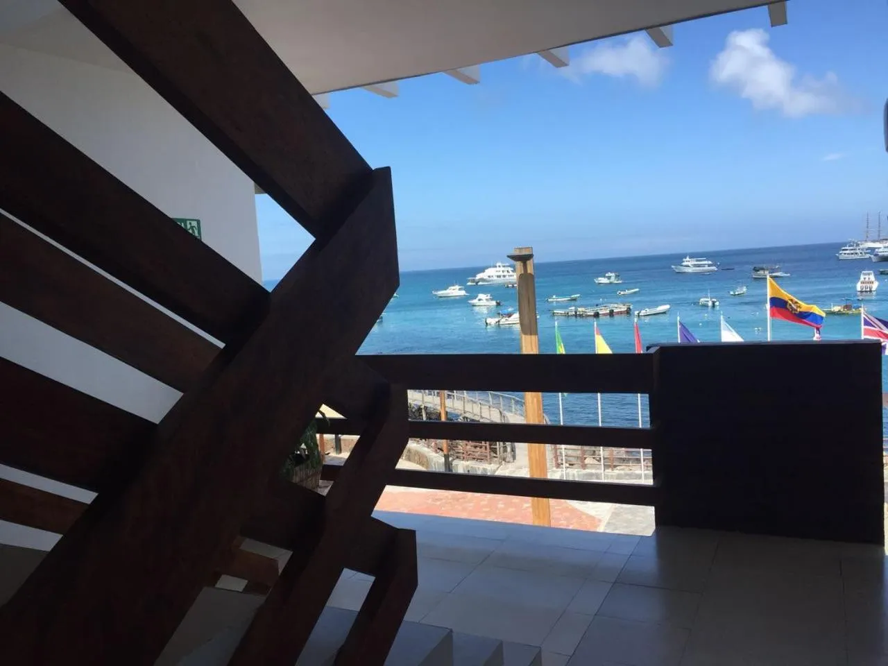 Vue sur la mer depuis un escalier moderne.