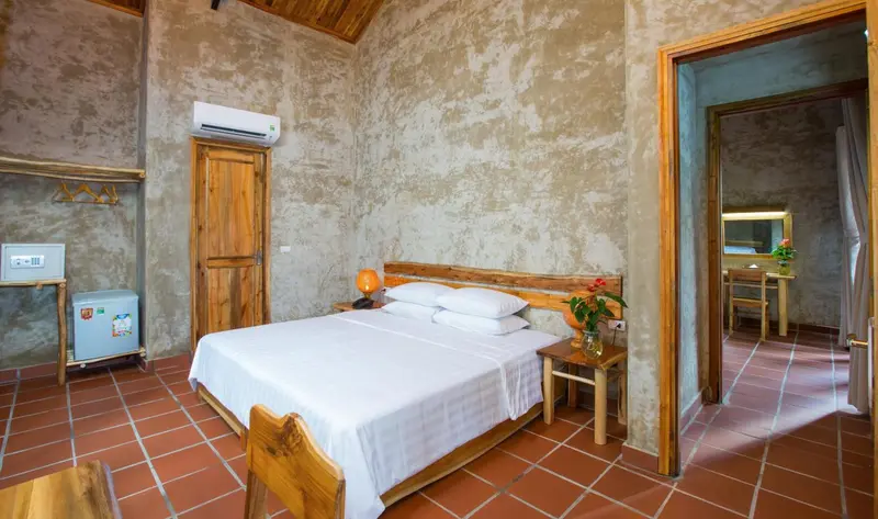 Une chambre lumineuse avec un lit recouvert de blanc et une décoration florale.