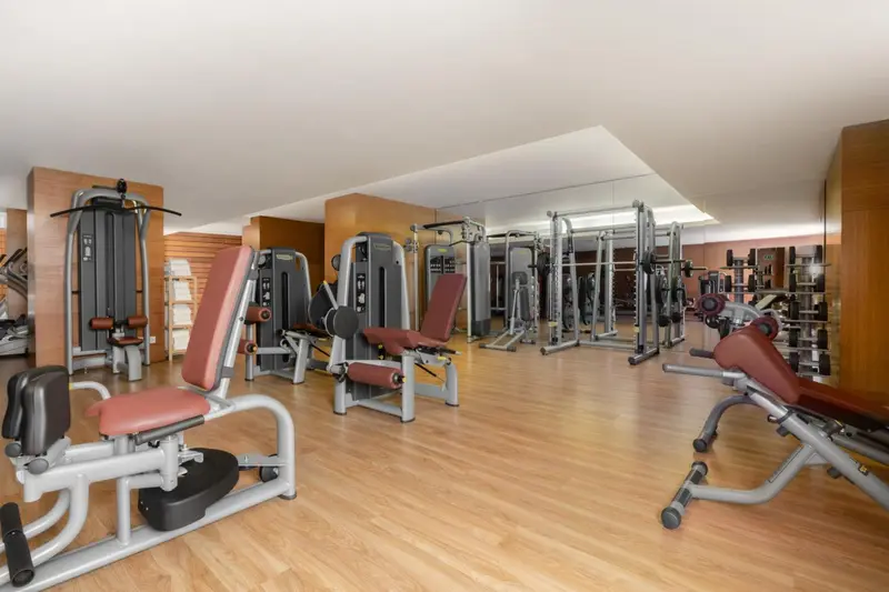 Une salle de sport lumineuse avec des équipements de musculation.