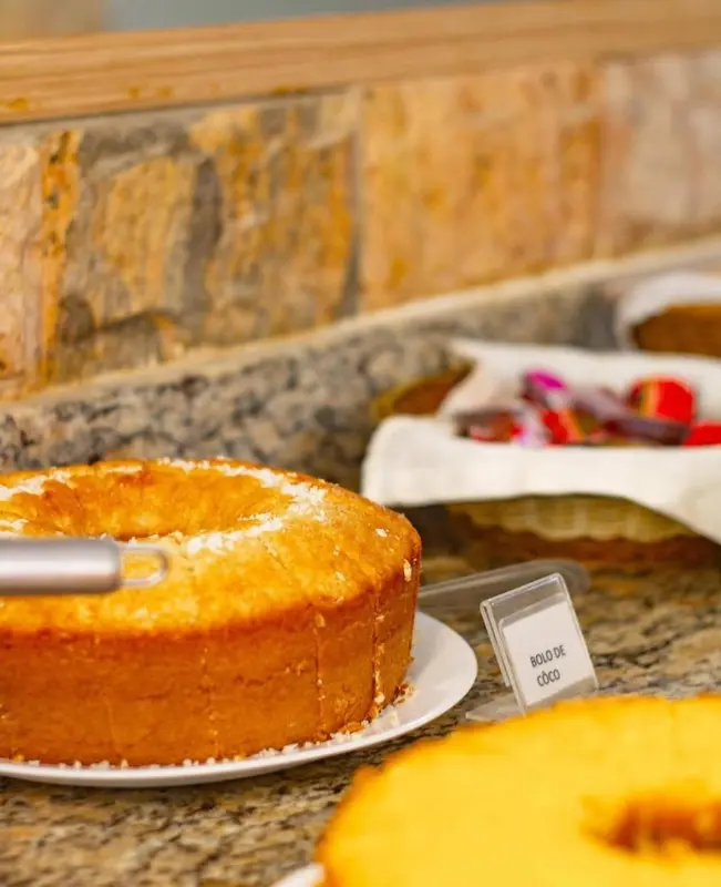 Présentation de pâtisseries sur un comptoir.